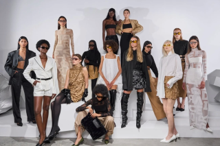 多様なモデルたちがFENDIの様々なファッションアイテムを着用し、サングラスやバッグを合わせてポーズをとっている様子を捉えたスタジオショットです