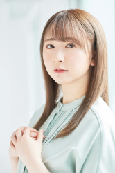 ミントグリーンのブラウスを着用した女性のポートレート