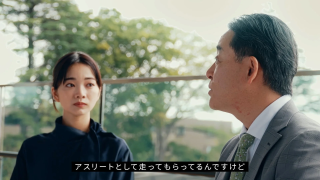 取材で話を聞く見上愛さん