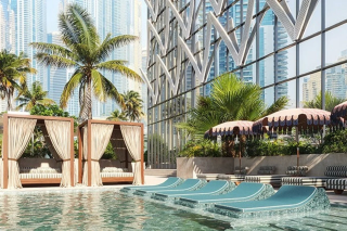 高層ビル群を背景にした、豪華なリゾートホテルの屋外プールエリア