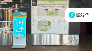 東京競馬場に設置されたChargeSPOTのモバイルバッテリーレンタルスタンドと競馬場全体の案内図
