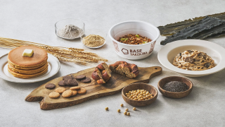 様々な健康食品やその材料がテーブルに並べられています