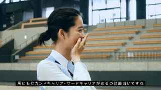 取材中に笑顔を見せる見上愛さん