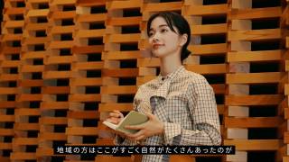 取材中の見上愛さん