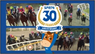 競馬のレース風景とSPAT4の30周年記念ロゴ