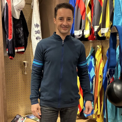 ルメール騎手が着用するBRASSARD MARINE カーディガン