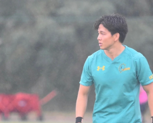 集中した表情の男性ラグビー選手