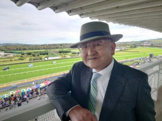 競馬場での矢作芳人調教師