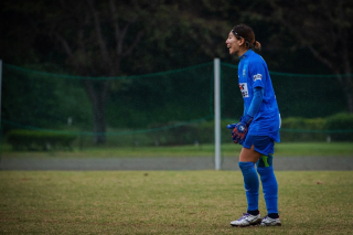 雨の中プレーする清村珠幸選手