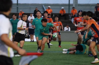 激しいプレー中のラグビー選手