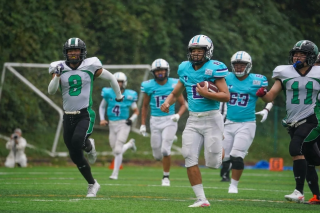 アメリカンフットボールの試合中の様子