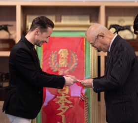 山内会長への贈呈の様子