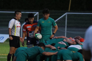 ラグビーのスクラムを組む選手たち