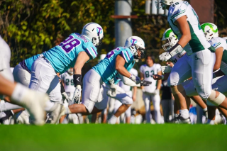 アメリカンフットボールの試合中の様子