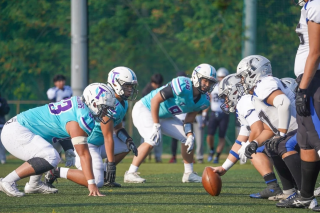 アメリカンフットボールの試合中の様子